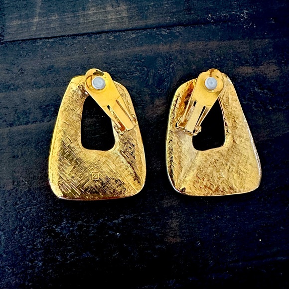 Vintage AVON Graphic Teal Coral Enamel Gold Tone ClipOn Earrings - Picture 2 of 4